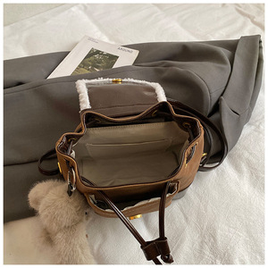 <span class=keywords><strong>Zaino</strong></span> da <span class=keywords><strong>donna</strong></span> in pelliccia <span class=keywords><strong>di</strong></span> agnello con coulisse in <span class=keywords><strong>pelle</strong></span> PU color caramello, personalizzabile con logo, texture avanzata, modello 2026 - Novità - Product Image 4