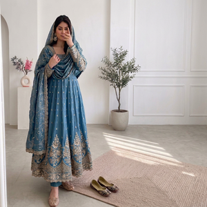 Robe Anarkali brodée bleu sarcelle, longueur ras du sol, tenue traditionnelle indienne et pakistanaise pour mariage, coupe ample, manches longues, en soie pour femme - Product Image 1
