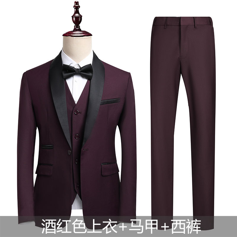 Ensemble haut, gilet et pantalon bordeaux éclatant.
