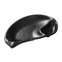 Assiette en mélamine noire irrégulière avec compartiment pour collations et sauces, idéale pour les fêtes et l'hôtellerie