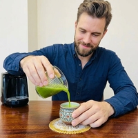 Super Latte Matcha : Poudre de thé amincissante et bienfaisante, en vrac, en sachet, en boîte et en tasse