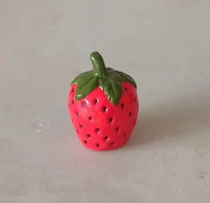Maison de hamster personnalisée en forme de fraise grotte de nid mini <span class=keywords><strong>cabane</strong></span> peau de hamster en céramique en forme de fruit mignon - Product Image 2