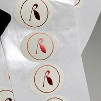 Étiquette autocollante personnalisée en papier synthétique rouge résistant à l'huile avec finition métallique pour les sceaux de marque