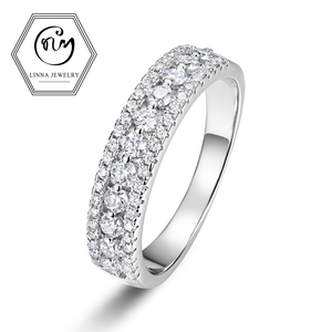 Anillo <span class=keywords><strong>de</strong></span> Moissanita LINNA <span class=keywords><strong>de</strong></span> 0.55 CTW con Pavé <span class=keywords><strong>de</strong></span> Clústeres <span class=keywords><strong>de</strong></span> Media Eternidad, Plata <span class=keywords><strong>de</strong></span> Ley 925, Certificado GRA, Delicado y Apilable, para Boda - Product Image 1