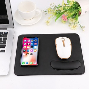 Soporte de Muñeca Duradero y Cargador Inalámbrico Rápido de 15W, Alfombrilla de Ratón Ergonómica de Cuero PU para Oficina, Juegos y Escritorio - Product Image 4