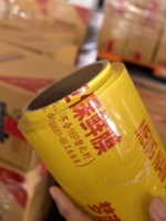 Film alimentaire PVC anti-buée haute adhérence à prix abordable pour usage domestique et commercial, idéal pour la conservation des aliments frais