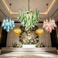 Lustre en verre soufflé à la main en forme de pétale, luminaire suspendu décoratif moderne pour salle de mariage, banquet, hall d'hôtel