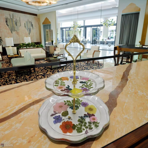 Plateau de service en résine époxy de qualité alimentaire double couche Poignée dorée Bord ondulé Fleurs séchées Conforme à la sécurité pour les hôtels et les restaurants - Product Image 1