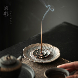 Quemador de incienso de cerámica hecho a mano con diseño floral para ceremonia del té, uso aromático, origen Condado de Dehua - Product Image 1