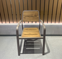 Ensemble table et chaises deux places en plastique et pierre frittée, durable, pour extérieur, avec rangement intégré, style villa minimaliste