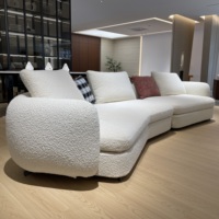 Weißes Bouclé Gebogenes Modulares Ecksofa mit Niedrigem Profil und Runder Armlehne, Stoffbezug, Holzrahmen, Eckcouch für Wohnzimmer und Zuhause