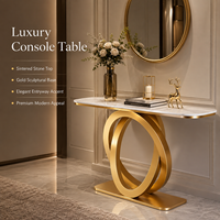 Table console de luxe avec surface en pierre frittée et base sculpturale dorée à anneaux entrelacés – Élégant accent pour entrée et couloir de la maison