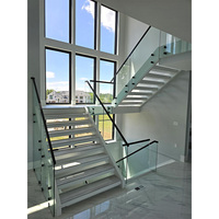 Escalier intérieur en bois avec panneau latéral en forme de L, escalier avec garde-corps en verre dépoli