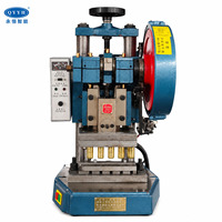 Machine de poinçonnage pour réaliser différents procédés de poinçonnage, machine de poinçonnage pour plaques de cadres de grilles de ventilation perforées
