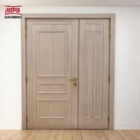 Porte battante moderne en bois composite pour appartement, intérieur insonorisé, design en verre fini pour maison et bureau