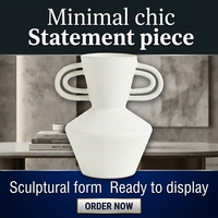 Vase en céramique blanc mat avec doubles poignées en boucle, vase sculptural abstrait moderne pour la décoration de table à la maison