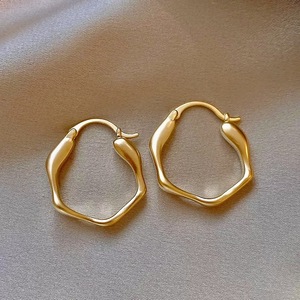 Ingrosso moda europa <span class=keywords><strong>e</strong></span> America <span class=keywords><strong>orecchini</strong></span> placcati <span class=keywords><strong>oro</strong></span> in acciaio inox geometrico dichiarazione Huggie cerchio <span class=keywords><strong>orecchini</strong></span> donna gioielli - Product Image 4