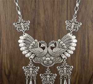 قلادة مياو الفضية المزدوجة على شكل طاووس للجنسين، قلادة همونغ عرقية مميزة بتصميم ياقة وشاح، مزينة بشرابات على شكل فراشة ومخروطية، هدية بوهيمية عتيقة - Product Image 2