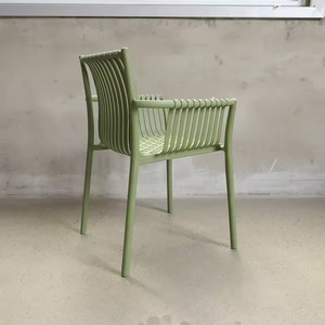 <span class=keywords><strong>Chaises</strong></span> de restaurant et de bistrot empilables modernes en plastique PP vert, durables, imperméables, avec accoudoirs pour hôtel et usage extérieur - Product Image 4