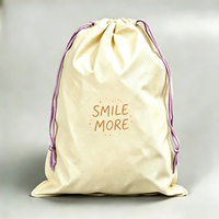 Sac à linge jetable en non-tissé avec cordon de serrage, motif dessin animé, impression personnalisée simple pour usage hôtelier, emballage de chaussures et petits cadeaux, recyclable