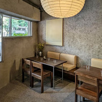 Comptoir de bar de torréfaction de café sur mesure avec vitrine en verre et éclairage LED pour l'aménagement intérieur de café
