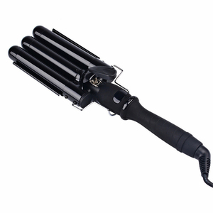 Nuevo Diseño Rizador de <span class=keywords><strong>Pelo</strong></span> Eléctrico de Cerámica de Tres Barriles con Pantalla LCD, <span class=keywords><strong>Plancha</strong></span> Onduladora de <span class=keywords><strong>Pelo</strong></span> al por Mayor - Product Image 1