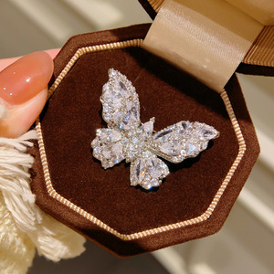 Broche Papillon Tridimensionnelle en Laiton Plaqué Argent Super Scintillante avec Zircon, Petite et Exquise – Nos Meilleures Ventes - Product Image 5
