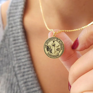 Collar con Colgante de Graduación Personalizado con Grabado Geométrico, Chapado en Oro de 14K/18K, Cadena de Eslabones de Latón, Regalo de Joyería Universitaria Unisex - Product Image 2