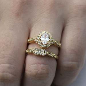 Elegante anello rotondo da donna con design scintillante intarsiato, gioielli alla moda per tutti i giorni - Product Image 2