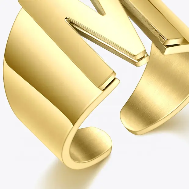 High Quality 18K Gold Plated Stainless Steel Letter Built-DesignでWide Rings Allergy Free R204047