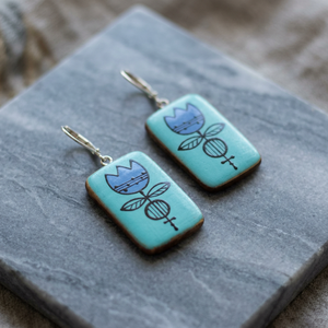 Boucles d'oreilles pendantes en céramique turquoise, motif fleur, faites à la main, en argile, avec crochets plaqués argent - Product Image 3