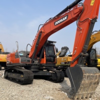 La machine est bien entretenue, d'origine coréenne, d'occasion, excavatrice sur chenilles Doosan DX225LCA pour la construction municipale