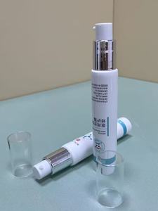 Tube pompe sans air blanc avec col électroplaqué argenté et capuchon transparent - Product Image 3