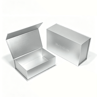 Boîte cadeau rigide magnétique en papier artistique argenté personnalisé avec logo en relief, emballages de luxe pour bijoux, parfums et cosmétiques