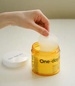 Disques exfoliants éclaircissants Help Me Honey C Pad à la vitamine C pour une peau éclatante et des pores nettoyés – Soin quotidien - Product Image 1