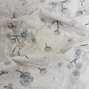 Tissu en crêpe bulle 100% viscose rayonne avec broderie florale de paillettes bleu clair et perles bugle argentées pour abayas musulmanes - Product Image 2