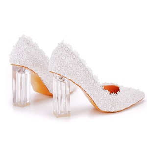 Scarpe con tacco grosso trasparenti da 7 cm con punta a punta in pizzo bianco scarpe da sposa di grandi dimensioni per le esibizioni delle feste delle damigelle - Product Image 5