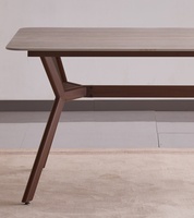 Table à manger carrée moderne en métal avec un design élégant à quatre pieds, taille personnalisable, durable, pour la maison, l'hôtel et les parcs