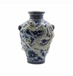 <span class=keywords><strong>Vaso</strong></span> Antico in Porcellana della Dinastia Yuan con Motivo a Fiori e Dragone Blu e Bianco - Product Image 1