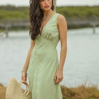 Robe d'été personnalisée de haute qualité, économique, à col en V, froncée, élégante, écologique, à bordure coquillage, silhouette trapèze, sans manches, sexy et raffinée