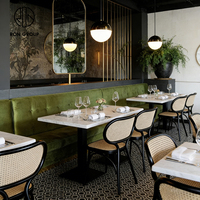 Meubles de restaurant modernes, banquette longue en velours vert, table carrée en marbre, chaise en rotin noir en métal pour café