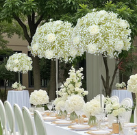 Bouquet de fleurs élégant en gypsophile et roses blanches, centre de table réaliste pour une décoration de table de mariage romantique