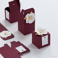 Boîtes à dragées bordeaux avec décoration florale pour mariage, fête nuptiale, baptême, anniversaire et célébration.