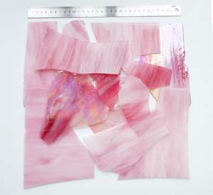 Vente en gros Assortiment de carreaux de mosaïque en mica Rebuts de vitraux transparents Formes variées en verre cathédrale Décoration intérieure - Product Image 4