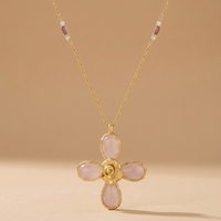 Collier tendance pour femme avec pendentif en pierre naturelle incrusté de croix en cuivre plaqué or et de pierres de lave rose, chaîne en bambou polyvalente et personnalisable