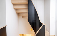 Escalier courbé Tanlong avec marches en acier noir, escalier flottant moderne