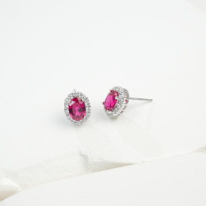 Pendientes de Plata de Ley 925 con Halo, Rubí Ovalado Creado en Laboratorio Color Sangre de Pichón con Detalles de Circonita Cúbica - Product Image 4
