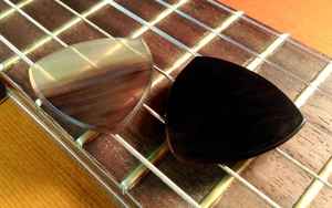 Collier en corne de buffle fait à la main pour femmes, bijoux en corne naturelle, design artisanal unique, accessoire de mode élégant, cadeau parfait - Product Image 3