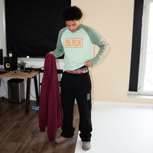 เสื้อยืดผู้ชาย Daily Layer สีเขียวเข้ม แบบสองชิ้น<span class=keywords><strong>ปลอม</strong></span> แขนยาว แขนเสื้อตัดสี พิมพ์ลายโลโก้ที่อก สไตล์สตรีทแวร์ - Product Image 1