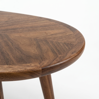 Plateforme à thé élégante et minimaliste en bois de noyer massif, forme irrégulière unique, plateau courbé lisse, support de salon avec rangement ouvert inférieur